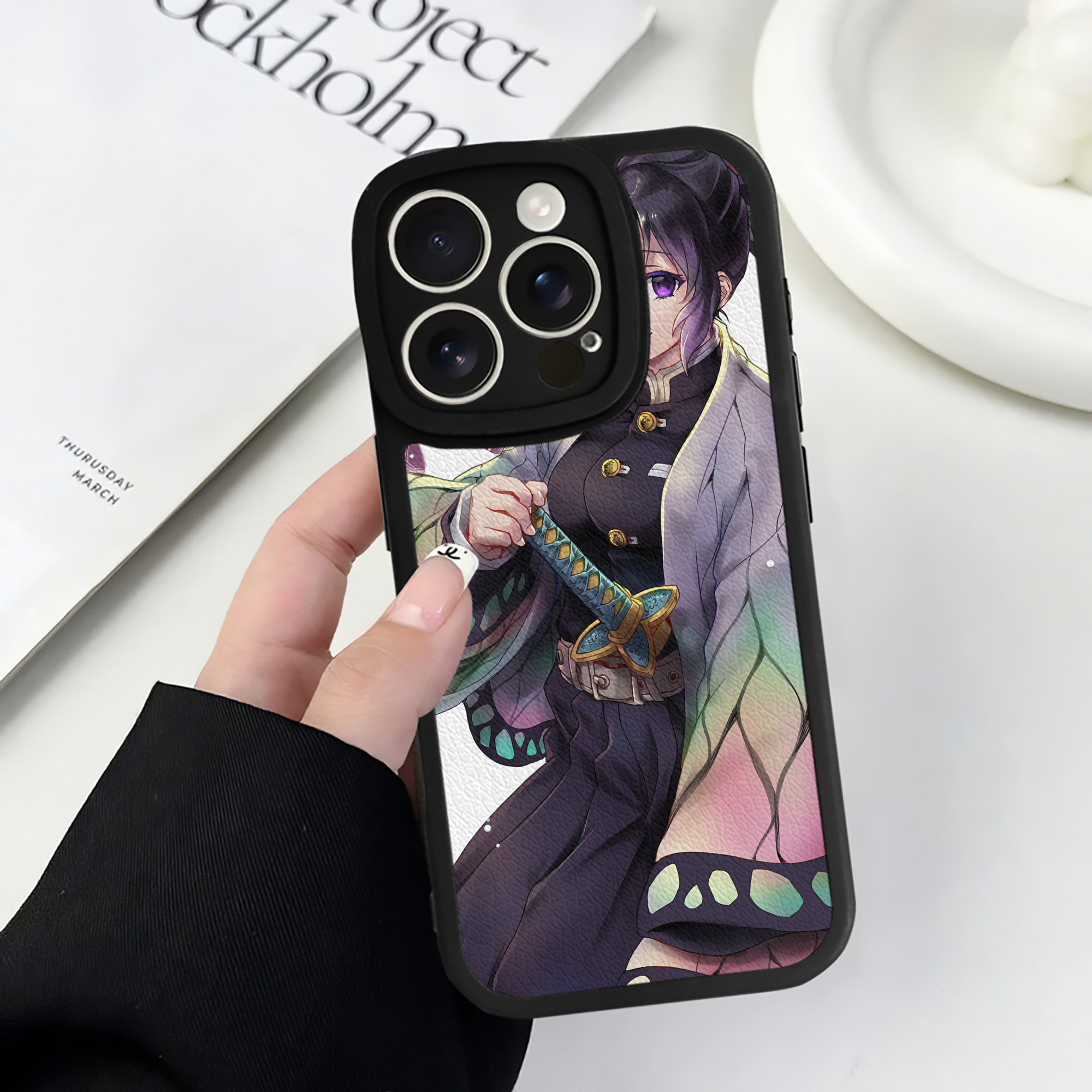 （画像用） 鬼滅の刃（きめつのやいば）蟲柱-胡蝶 しのぶ／こちょう しのぶ Kochou Shinobu 【iPhone 16シリーズ対応】シリコンスマホケース（レザー調） 材質：シリコン